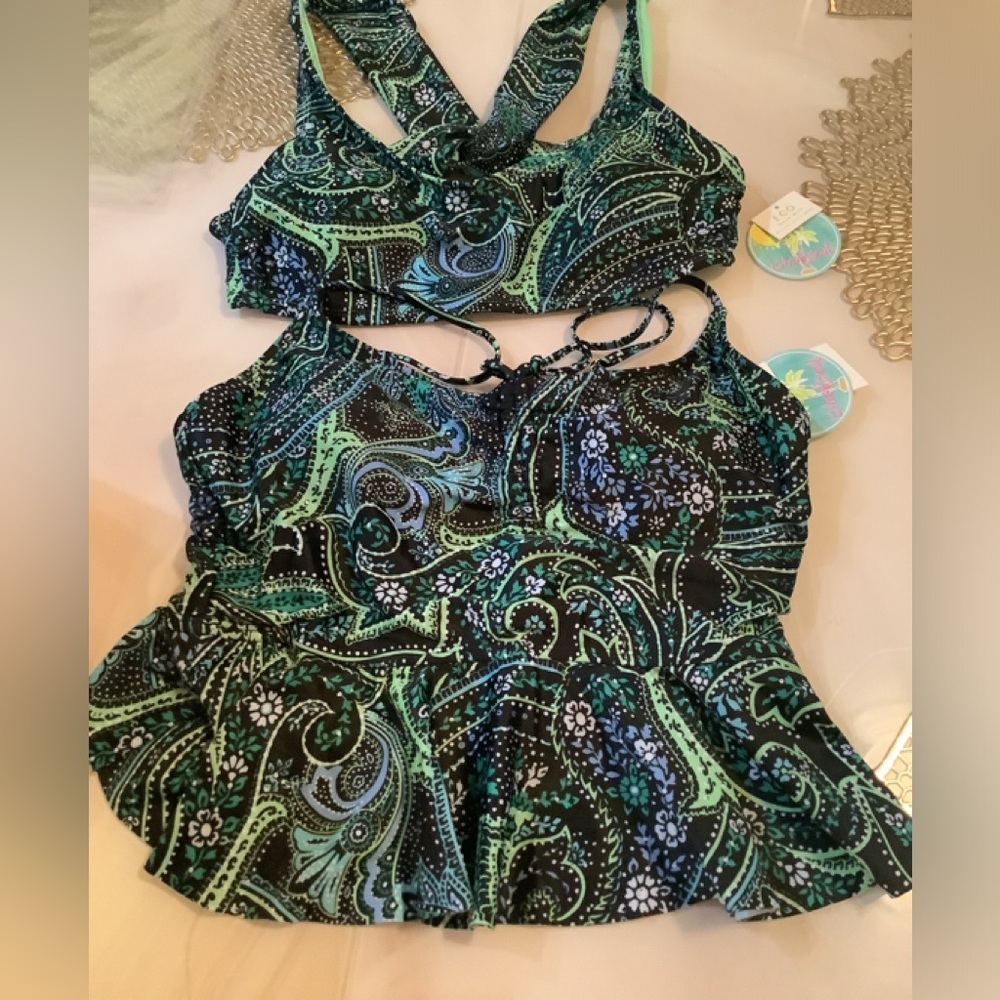 Island Sole tankini bikini green black 2 pieces M both tops NWT. 20$ each 🏝️